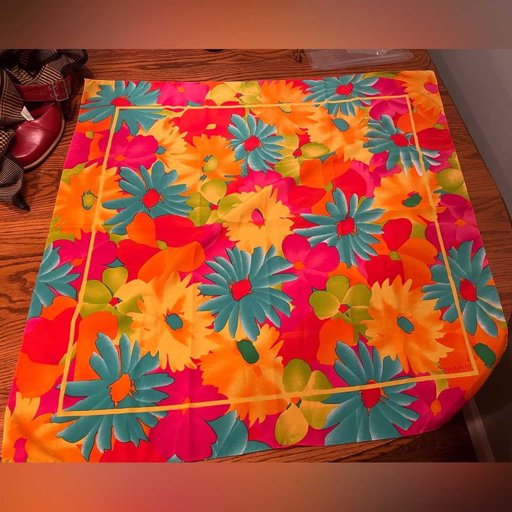 Scarves lot (2) - Runway